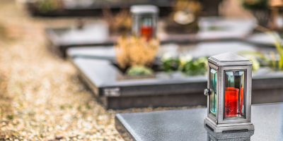 Gräber auf Friedhof mit Grabkerze Giulio Riscaldino onoranze funebri a Torino e provincia