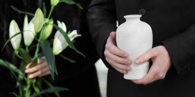 Couple with mortuary urn and flowers at funeral Giulio Riscaldino onoranze funebri a Torino e provincia